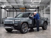 O sistema de proteção contra roubo de equipamentos Rivian R1T da Rivian Gear Guard aposta em cabos, câmeras e uma sentinela Yeti
