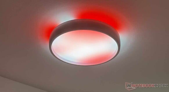 A luminária de teto possui 60 LEDs controláveis com efeito de grafite...