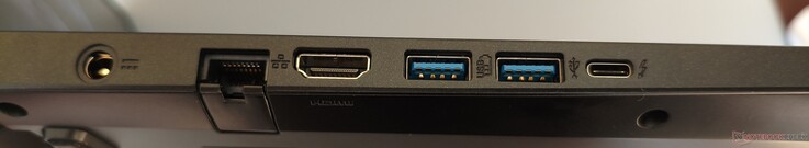lado esquerdo: Entrada CC, LAN RJ45, HDMI 2.1, 2x USB-A 3.0, Thunderbolt 4