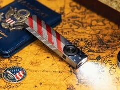 A lanterna Olight ArkPro Stars & Stripes Edition inclui um feixe de luz amplo de 1.500 lúmens.