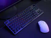 Teclado para jogos Turtle Beach Vulcan II TKL ao lado do mouse em um desktop