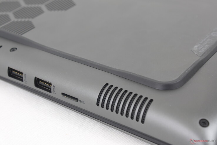 O leitor MicroSD totalmente inserido fica nivelado com a borda