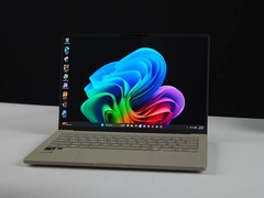 Laptop Asus Zenbook A14 com chip Snapdragon X2 Elite exibindo a área de trabalho do Windows na tela