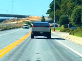 O Cybertruck da Tesla foi visto mais uma vez nas ruas da Califórnia. (Fonte da imagem: trendsetter2023___ no TikTok)