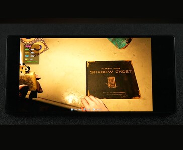 Jogabilidade de Resident Evil Requiem em Android por meio de emulação para PC, mostrando um desempenho de mais de 100 FPS.