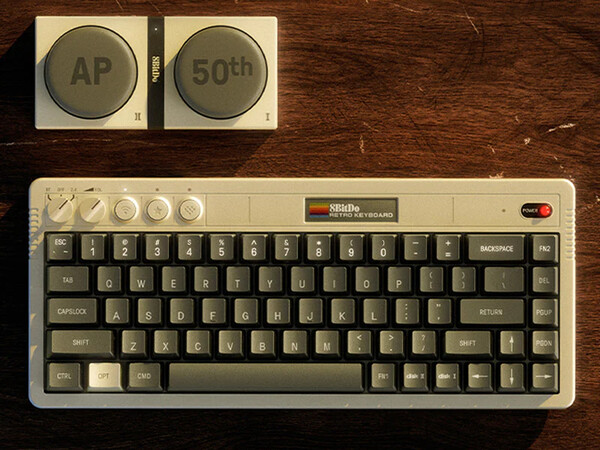 O 8BitDo Retro 68 Keyboard AP50th Limited Edition vem com dois superbotões sem fio.