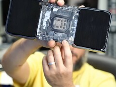 Uma Nvidia RTX Pro 6000 de US$ 10.000 tornou-se inútil depois que o PCIe quebrou (Fonte da imagem: NorthbridgeFix no YouTube)