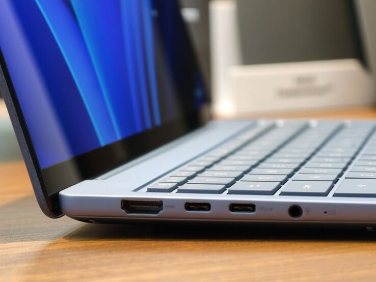 Uma porta HDMI, duas portas USB-C e um conector de fone de ouvido estão localizados no lado esquerdo do Zenbook 14, enquanto uma porta USB-A está localizada no lado direito.