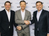 O acordo entre a Sixt e a Stellantis foi fechado: Alexander Sixt (Co-CEO da Sixt), Uwe Hochgeschurtz (Diretor de Operações da Stellantis, Europa Ampliada), Konstantin Sixt (Co-CEO da Sixt) - da esquerda para a direita.