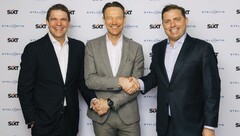 O acordo entre a Sixt e a Stellantis foi fechado: Alexander Sixt (Co-CEO da Sixt), Uwe Hochgeschurtz (Diretor de Operações da Stellantis, Europa Ampliada), Konstantin Sixt (Co-CEO da Sixt) - da esquerda para a direita.