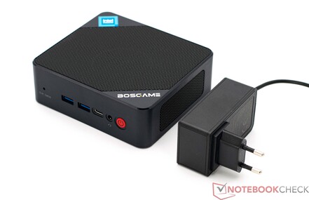 Mini PC Bosgame com seu adaptador de energia de 30 watts