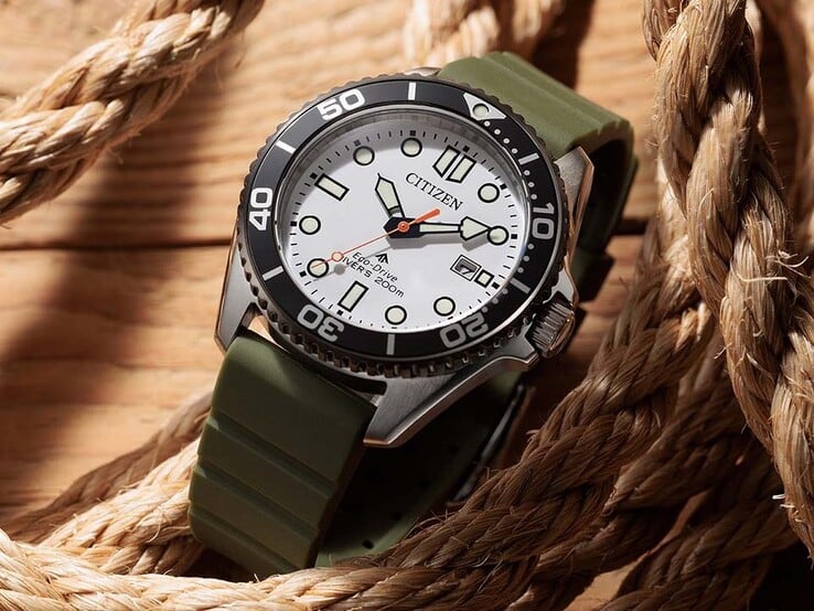 Relógio de mergulho Citizen Promaster Marine BN0265-00A com mostrador branco, luneta preta, caixa de aço inoxidável e pulseira verde-oliva com acabamento em corda trançada.