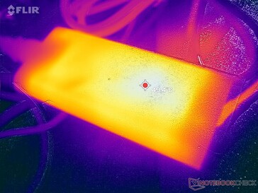 O adaptador CA pode chegar a 50 °C ao operar cargas exigentes por longos períodos