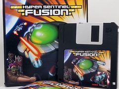 A caixa deslizante do Hyper Sentinel Fusion com uma unidade USB com tema de disquete na foto