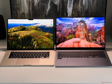 MacBook Air 15 (esquerda) vs. Galaxy Book4 Pro (direita)