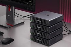 É possível agrupar até quatro mini-PCs Lenovo ThinkCentre X Ultra em um poderoso servidor de IA.