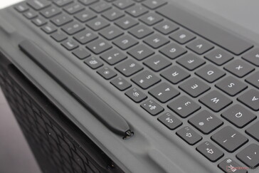 A "garagem" ativa da caneta senta-se na base do teclado para carregar e carregar