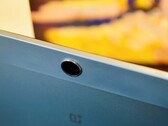 Por que, por exemplo, o OnePlus Pad Lite tem uma faixa de plástico bastante larga em sua carcaça de metal? (Fonte da imagem: Notebookcheck)