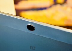 Por que, por exemplo, o OnePlus Pad Lite tem uma faixa de plástico bastante larga em sua carcaça de metal? (Fonte da imagem: Notebookcheck)