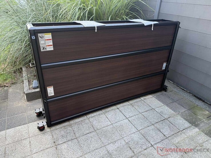 Armário elevatório para TV de exterior ainda sem a tampa fixada com velcro