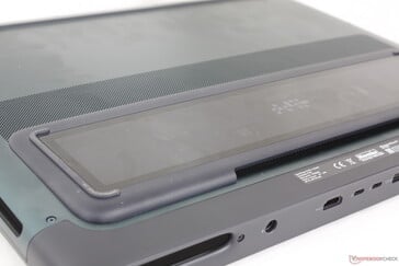 A janela Gorilla Glass na parte inferior mostra parte da grande solução de resfriamento sem impedir a ventilação