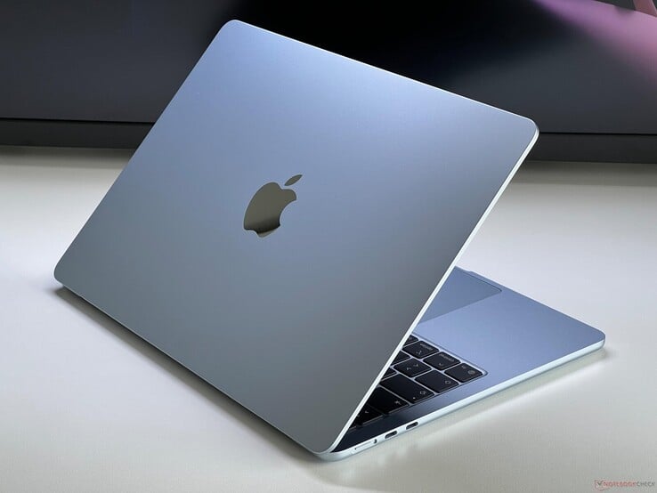 Apple macBook Air de 13 polegadas sentado em uma mesa com a tampa aberta (Fonte da imagem: Notebookcheck)