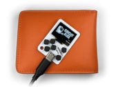 O Arduboy Mini caberá confortavelmente dentro de uma carteira. (Fonte da imagem: Kevin Bates)