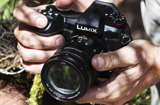As câmeras Lumix M43 da Panasonic tornaram-se as favoritas dos fotógrafos híbridos em movimento. (Fonte da imagem: Panasonic)