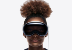 Ela está sorrindo, mas não porque está assistindo a pornografia imersiva em 3D. (Imagem: Apple)