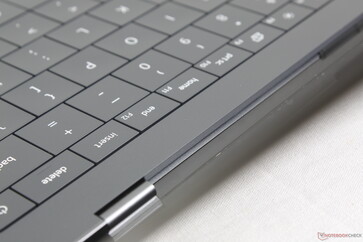 Design minimalista com grades de ventilação inseridas em toda a parte traseira