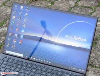 O ZenBook ao ar livre (sob um céu completamente encoberto).