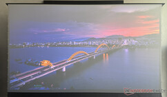 À luz do dia (frente da janela à direita)