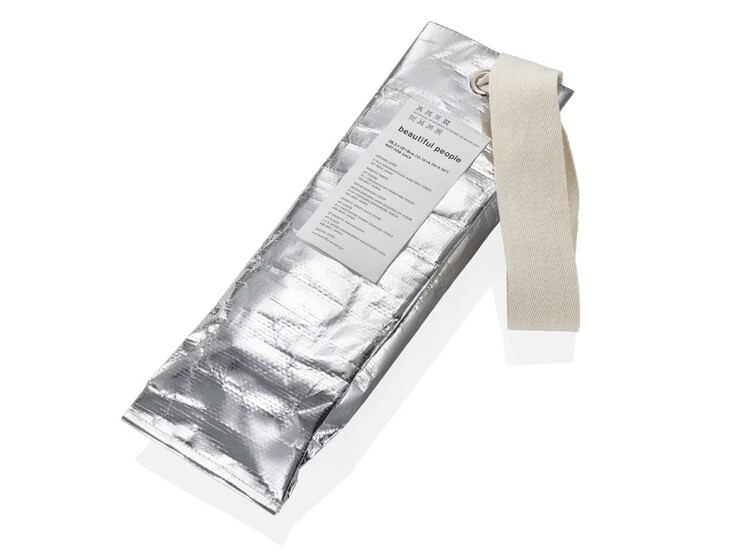 O relógio Casio G-Shock GMS2110BP-5A vem com uma linda bolsa para pessoas grátis (na foto). (Fonte da imagem: Casio)