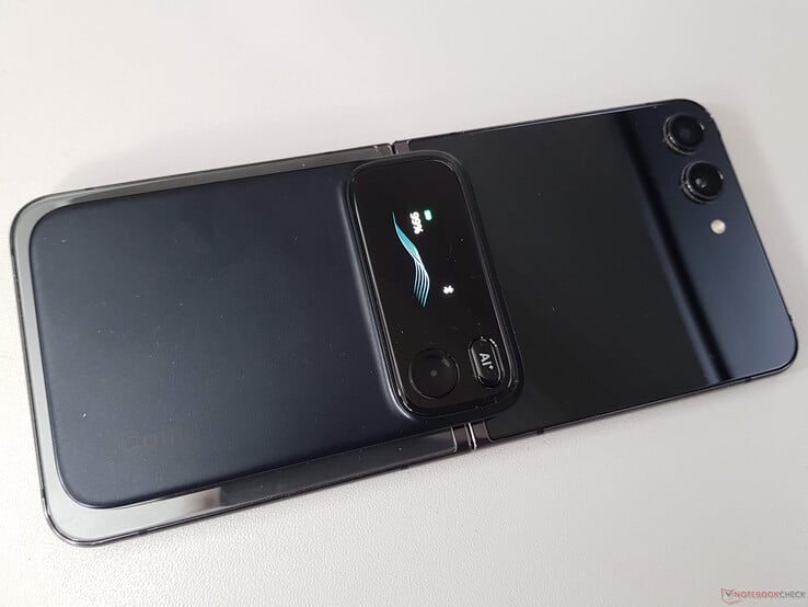 O Comu Action Pro pode ser fixado na parte traseira de um smartphone por meio de ímãs, mas é significativamente mais espesso do que, por exemplo, o Plaud Note Pro.