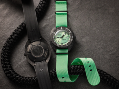 O novo Doxa Sub 300 Carbon Seafoam Limited edition (na foto) vem com duas opções de pulseira. (Fonte da imagem: Watches of Switzerland)