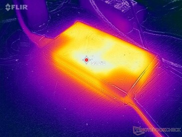 O adaptador AC pode chegar a 60 C quando a carga é muito alta por longos períodos