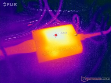 O adaptador CA atinge mais de 40 °C ao executar cargas exigentes