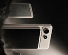 O A10 será equipado com um SoC Snapdragon de nível básico. Na foto: uma imagem promocional com a tela magnética acoplada ao celular.