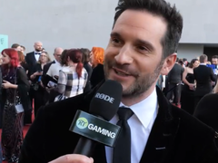 Uma captura de tela do ator de Leon S. Kennedy, Nick Apostolides, falando com a Radio Times Gaming