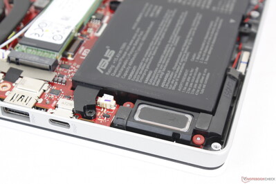 Alto-falantes duplos para baixo perto dos cantos mais dois tweeters para cima perto dos cantos do teclado Alto-falantes duplos para baixo perto dos cantos mais dois tweeters para cima perto dos cantos do teclado