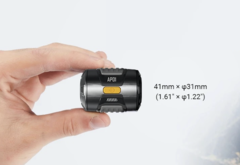 A bomba de ar AP01 é excepcionalmente compacta, mas requer um banco de energia.