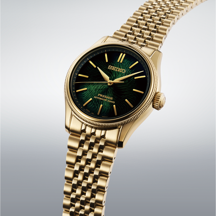 Close-up do relógio Seiko Presage Classic x Tradman’s Bonsai, com mostrador verde-escuro texturizado, ponteiros e marcadores dourados e uma pulseira dourada.