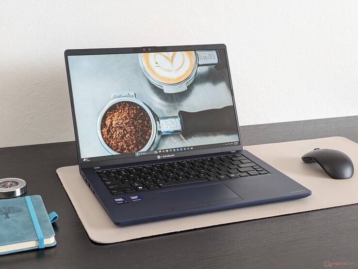 A imagem mostra a versão mais antiga do laptop, o Z40L-N, que era equipado com processadores Lunar Lake 