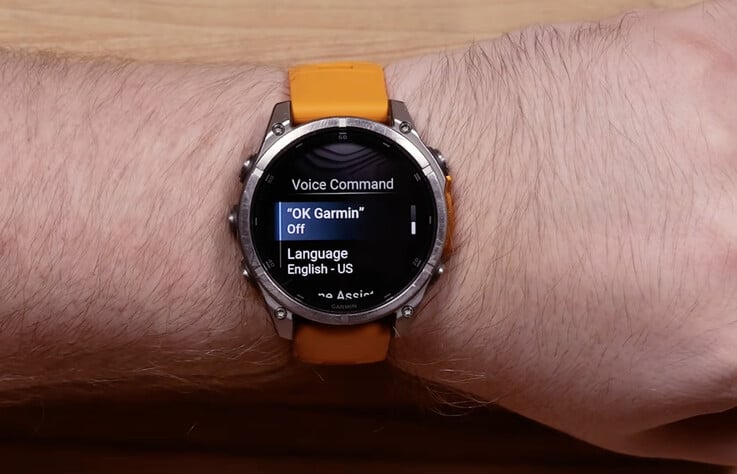 O novo recurso de comando de voz da Garmin está disponível em vários relógios inteligentes, incluindo o Fenix 8 mostrado na foto.