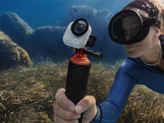 A Insta360 Go Ultra será lançada em duas cores. (Fonte da imagem: via Igor Bogdanov)