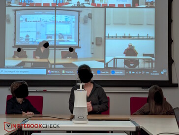 Mesmo do fundo da sala, o hub me detecta (à direita e na parte superior da tela de projeção)