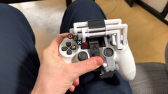 mod. controlador PS4 impresso em 3D para uso com uma mão (imagem: Akaki Kuumeri/YouTube)