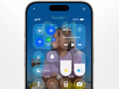 O design do software Liquid Glass afeta fortemente a estética da Central de controle do iOS. (Fonte da imagem: Apple no YouTube)