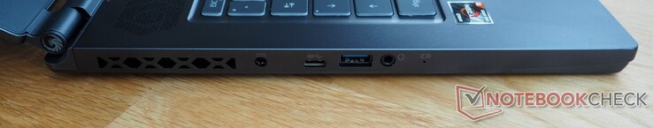 Lado esquerdo: Fonte de alimentação, USB-C 3.2 Gen 2, USB-A 3.2 Gen 2, áudio