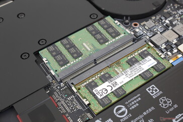 Slots acessíveis 2x SODIMM